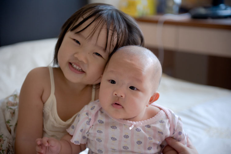 “我們是兩姐妹﹐別欺負我們哦﹗”