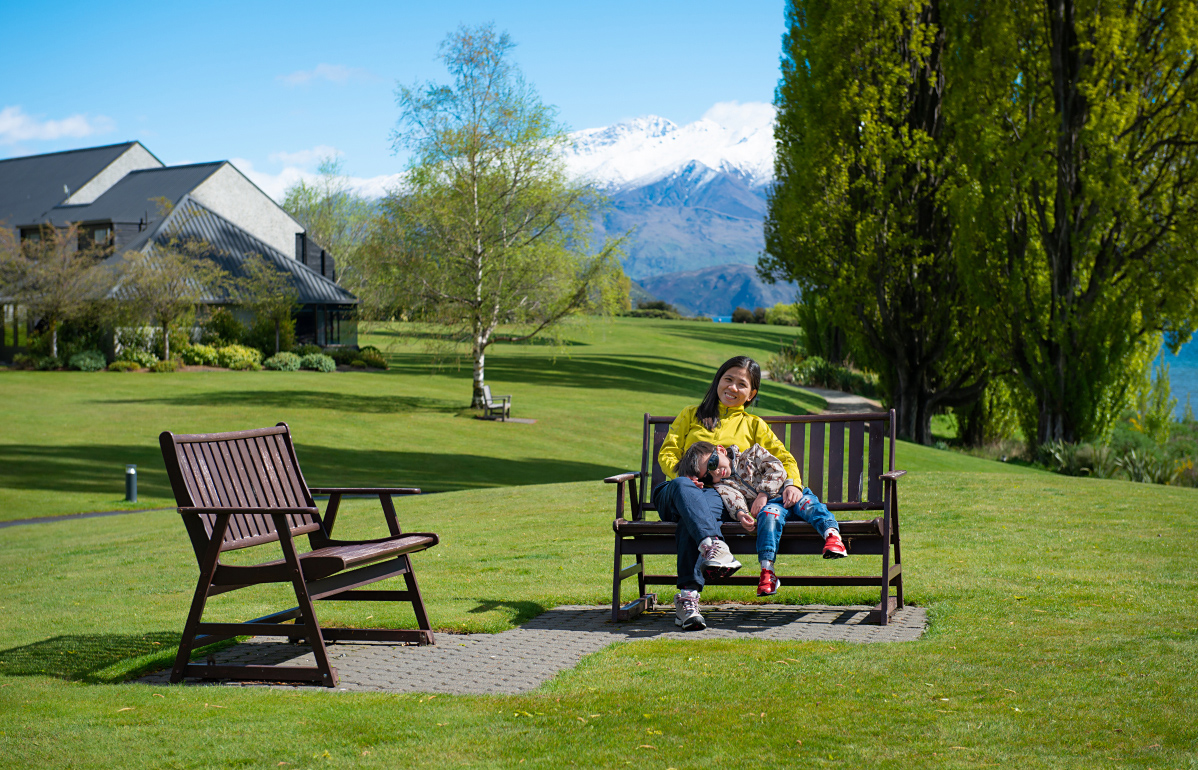 Lake Wanaka， Edgewater Hotel的草坪