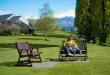 Lake Wanaka， Edgewater Hotel的草坪